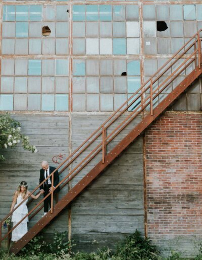 Brudepar går op af rustik trappe til skabelonloftet
