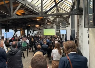 Deltagere til konference i København på Skabelonloftet med AV-udstyr i baggrunden