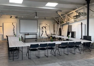 Tomme borde og stole i et seminar lokale på Skabelonloftet