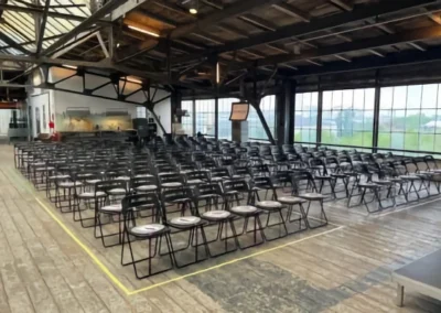 Stole i konferencesalen klar til seminar