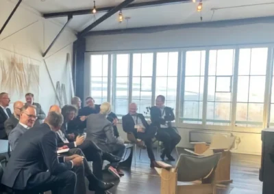 Deltagere i jakkesæt til et seminar eller konference i København