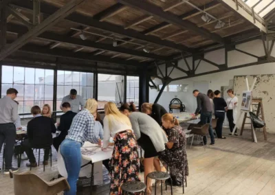 Koncentrerede deltagere i et seminar på Skabelonloftet i Koebenhavn