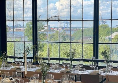 Borddækning i Skabelonrummet med udsigt over Københavns havn