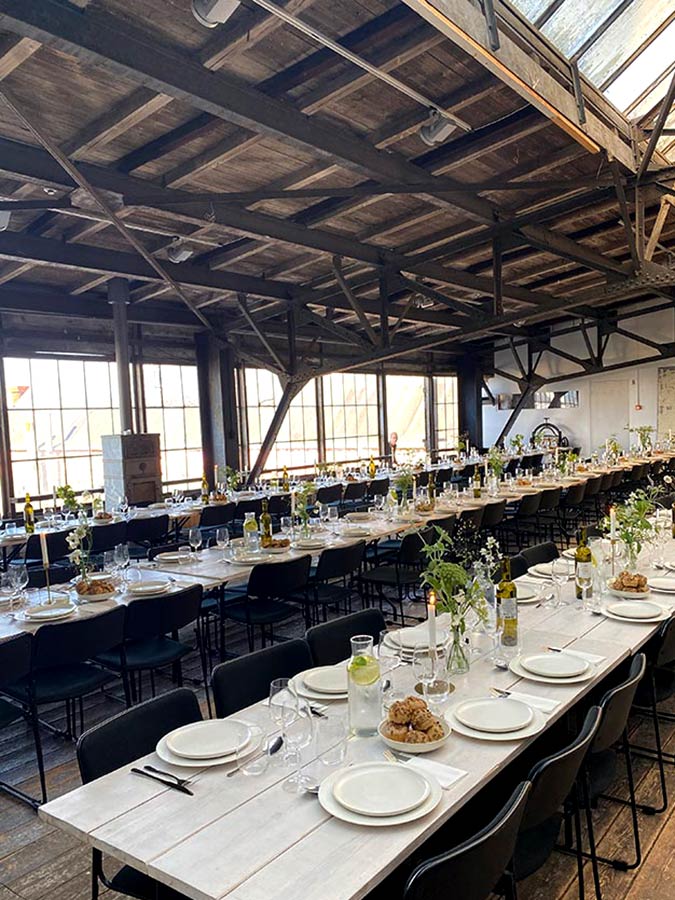 Bordopdækning Skabelonlrummet med hvide borde