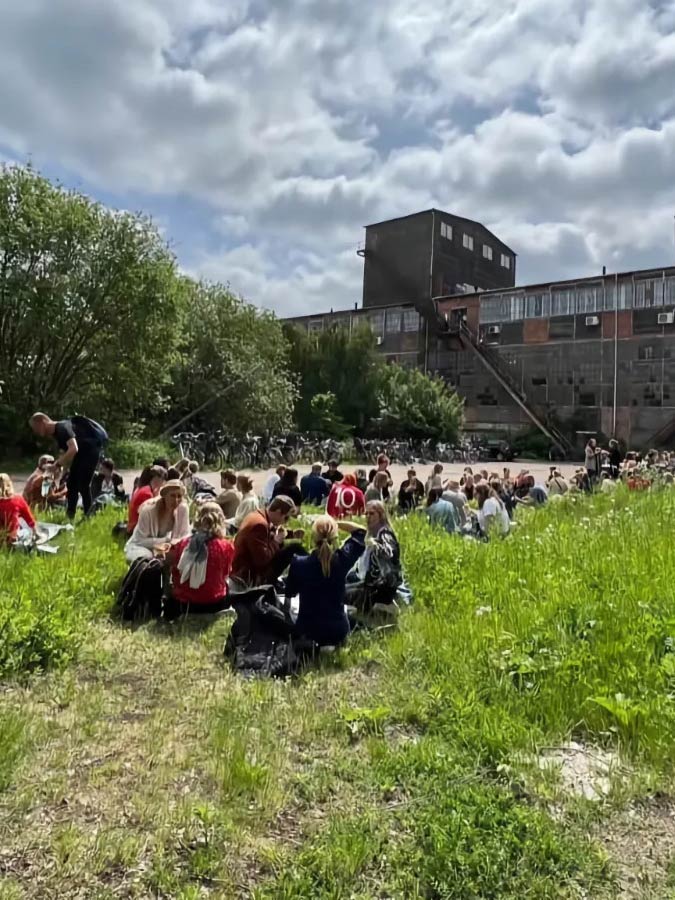 Seminar og picnic i haven 